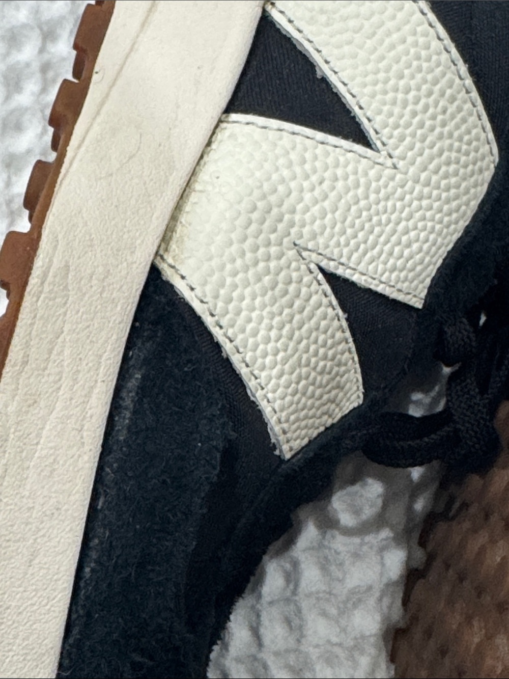 New Balance Black & Cream Retro Runner Shoes - Picture 5 of 7